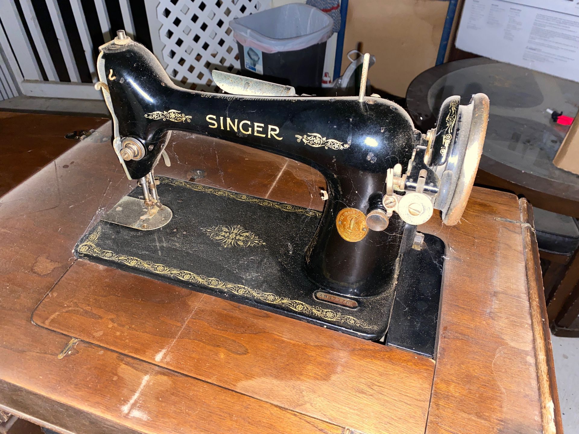 Antique 1920’s Singer Sewing Machine.