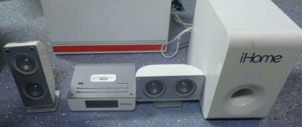 iHome iH52W 2.1 Bookshelf Speaker System for iPod