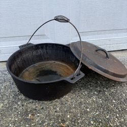 Cajun Classic 12-Quart Seasoned Cast Iron Dutch Oven 