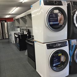 New Scratch And Dent Electrolux Front Load Washer And Dryer Set. 1 year Warranty 