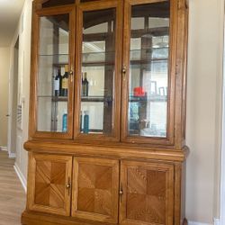 Solid Oak Display Cabinet with Built-In Light & Storage – Excellent Condition