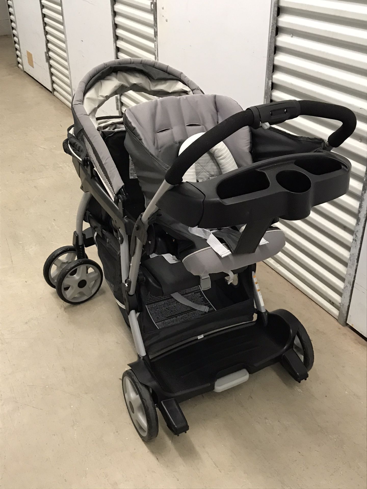 Double baby stroller DOES NOT COME WITH A CARSEAT