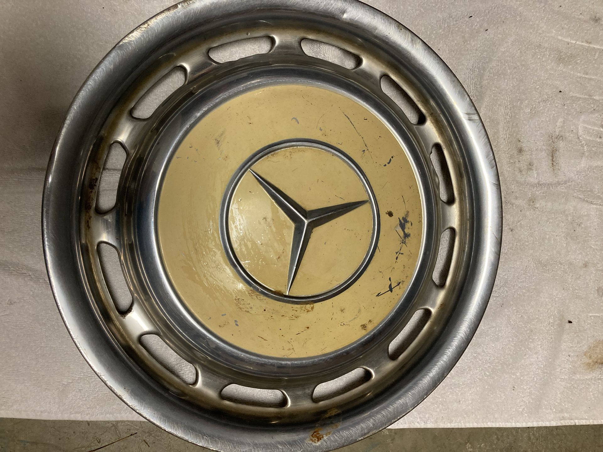 Mercedes Benz Tan Hubcap - 1 Only