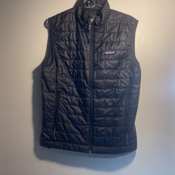 BRAND NEW PATAGONIA VEST ( SMALL) 