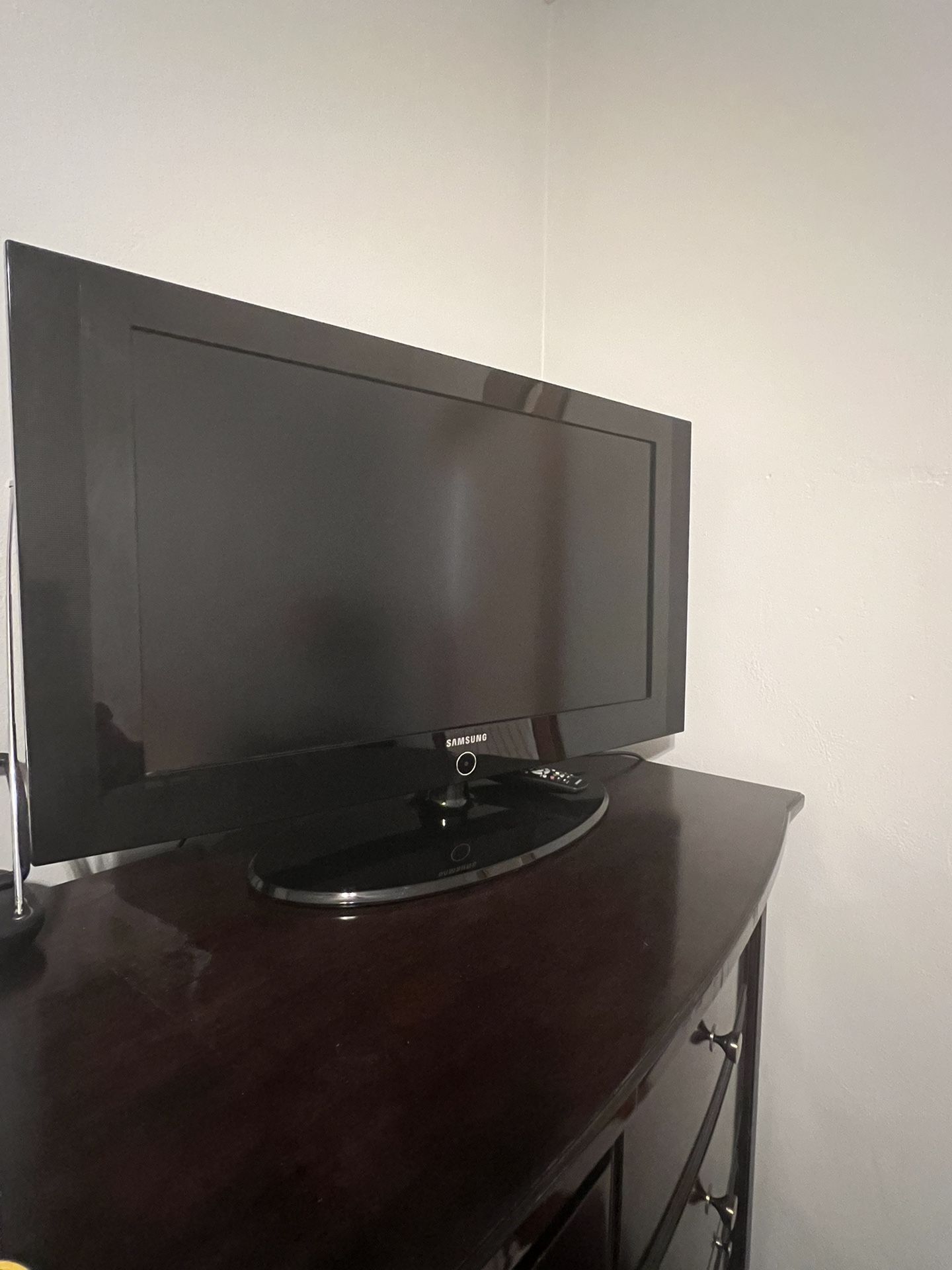 Samsung 31” Tv With Universal Remote
