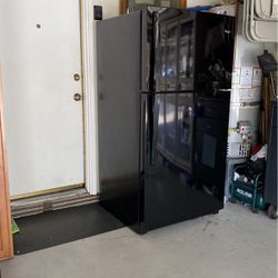 Whirlpool  Refrigerator Black Clean And Ready To Use