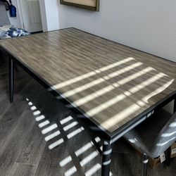 Great Dining Table - Like New (no chairs)