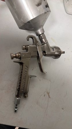 Iwata lph-400 spay gun (used) brand new replacement caps (sold separately)