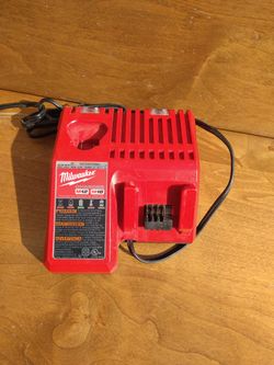 Cargador Milwaukee