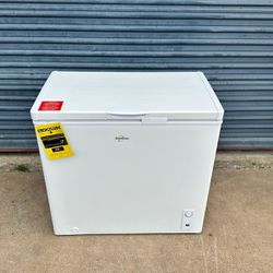 NEW!! Large Chest Freezer, 7.0 cu ft (198L), White, Manual Defrost Deep Freeze, Storage Basket, Space-Saving Flat Back, Stay-Open Lid, Front-Acces