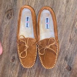 Men’s Minnetonka Slippers/ Moccasins Size 11
