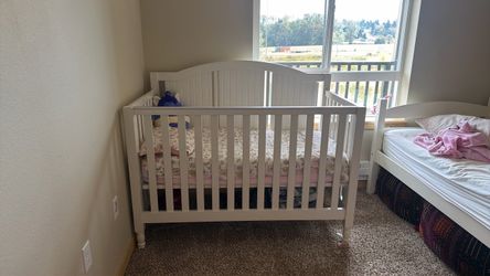 Crib + mattress, pillow and sheets