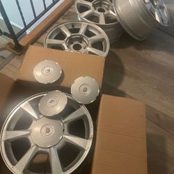 17" Cadillac 7-Spoke Alloy Wheels with Center Caps