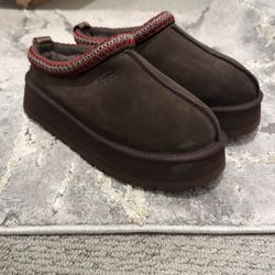 Uggs Tasmans Platforms Size 8