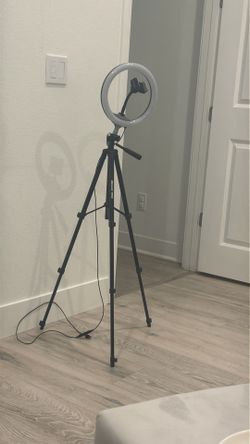 Tripod light with multiple colors for meetings /content creation