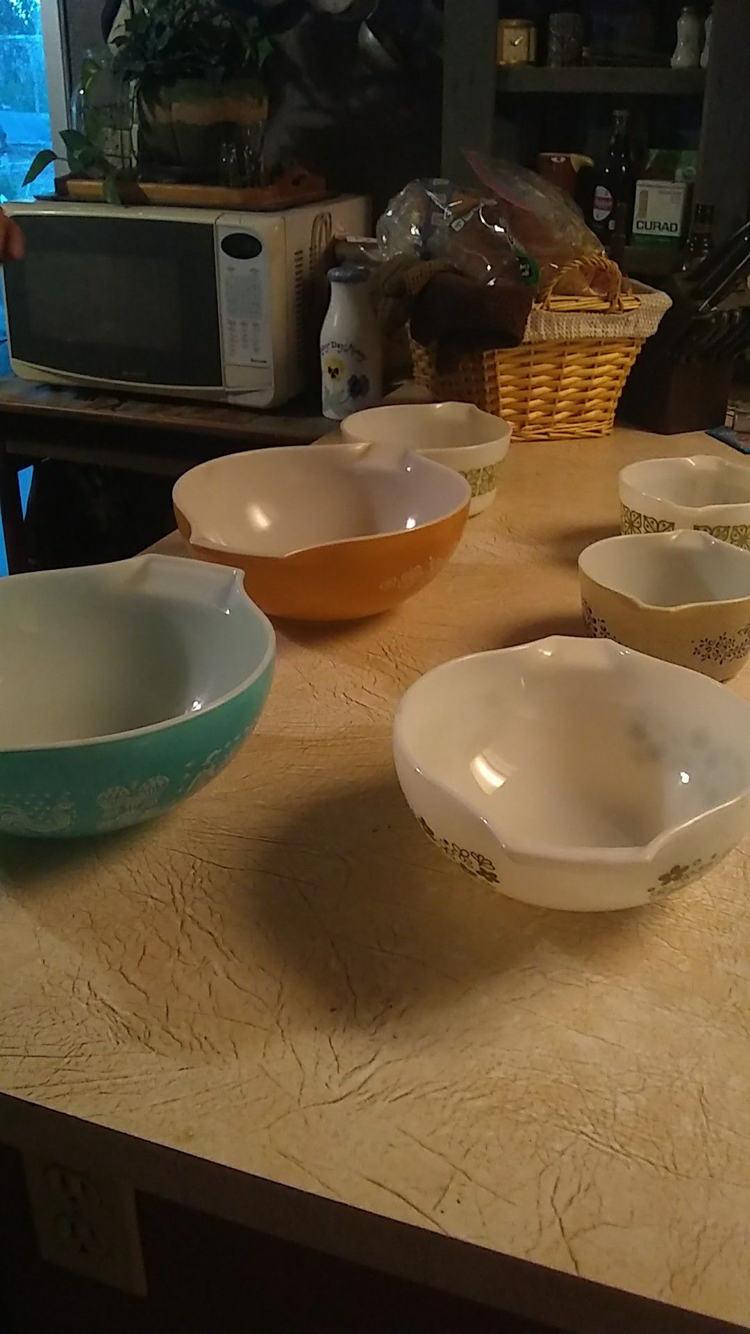 6 vintage Pyrex bowls different patterns no chips in great condition