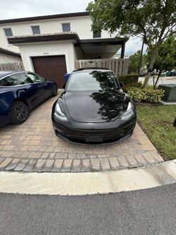 black tesla model 3 280,000 miles 😬 82 percent battery life tho