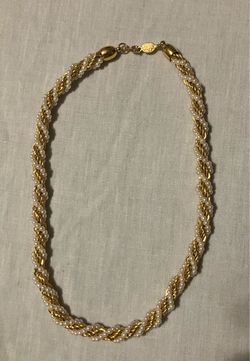 Ladies gold tone necklace