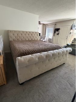 CAL King Upholstery Tufted—Bedframe