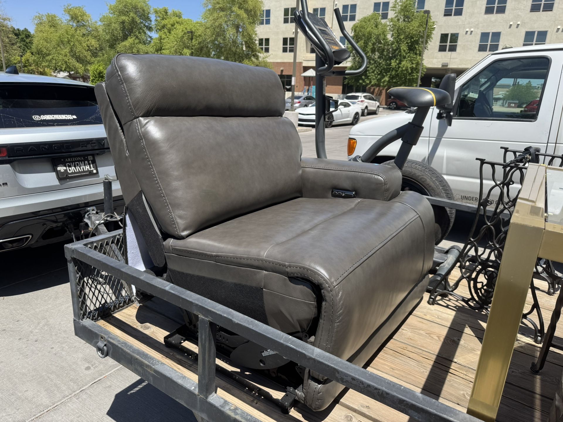Living Spaces Vance Grey Leather Power Zero Gravity Vance Grey Leather Power Zero Gravity Right Arm Facing Recliner
