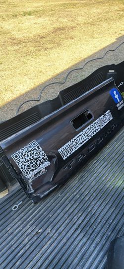 GENUINE AND ORIGINAL TAILGATE TOYOTA TACOMA 2016/2023 WITH SMALL DAMAGE $80 AS IS