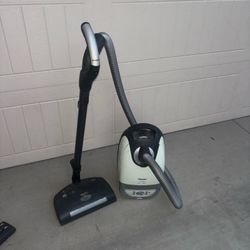 Miele Gemini Canister Vacuum S5380 w/ attachments WORKS