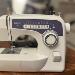 Brother XL2600 Free Arm Sewing Machine with 25 built-in stitches and 59 stitch functions 
