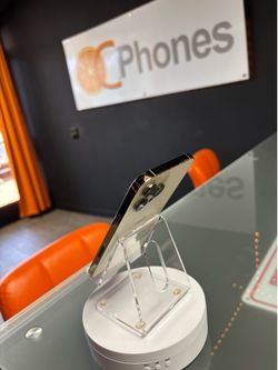 Gold iPhone 13 Pro Max 128gb unlocked for any carrier battery health 85% iPhone is in excellent condition. Everything works perfectly  ++++++++Spanish