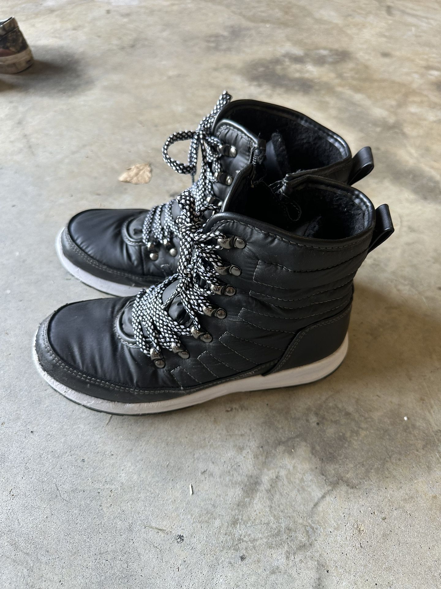 Lightly used Weatherproof Boots Women Size 8 