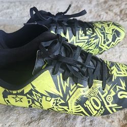 4.5 Puma Bold Graphic Black and Yellow Indoor Soccer Shoes