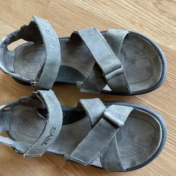 Man’s sandals Teva - Size 10 - Good and clean condition, almost new - If the listing is up and you can see it, that means the item is available - Pick