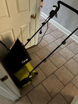 Electric lawnmower