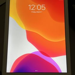 Apple iPad 6th Gen 32GB WI-FI in Very Good Condition. Comes with Charger. 