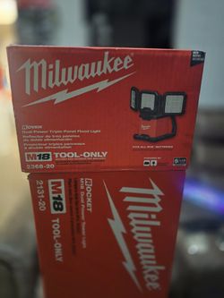 Milwaukee
M18 18-Volt Lithium-Ion Cordless 4500 Lumens ROVER Dual Power Triple-Panel Flood & Area Light (Tool-Only)