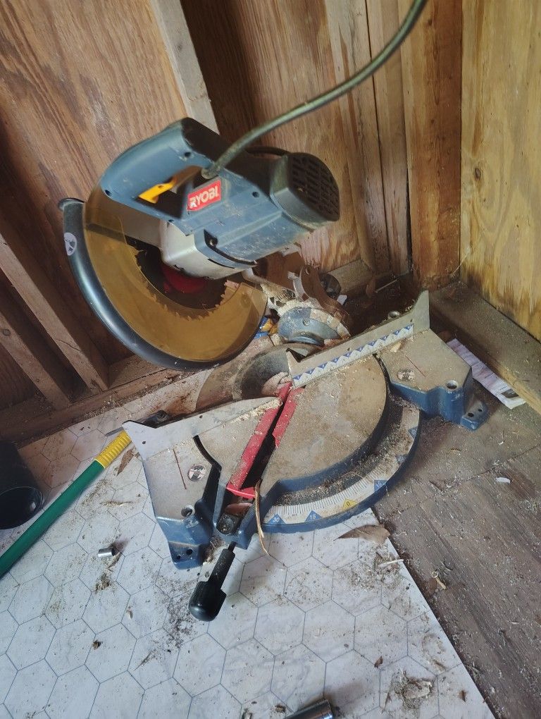 Ryobi 10-inch compound miter saw