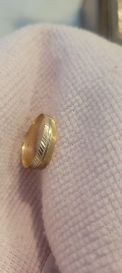 10k  solid yellow gold Band ring
