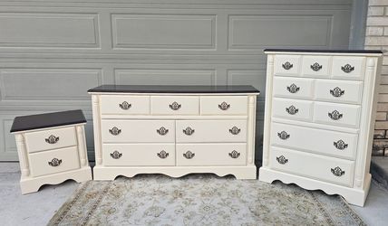 Ivory Frame Screen Beautiful 3-Piece Dresser Set for Sale in San Antonio, TX - OfferUp