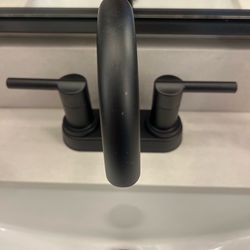 Delta Faucet- NEW! Still in box. See all photos.