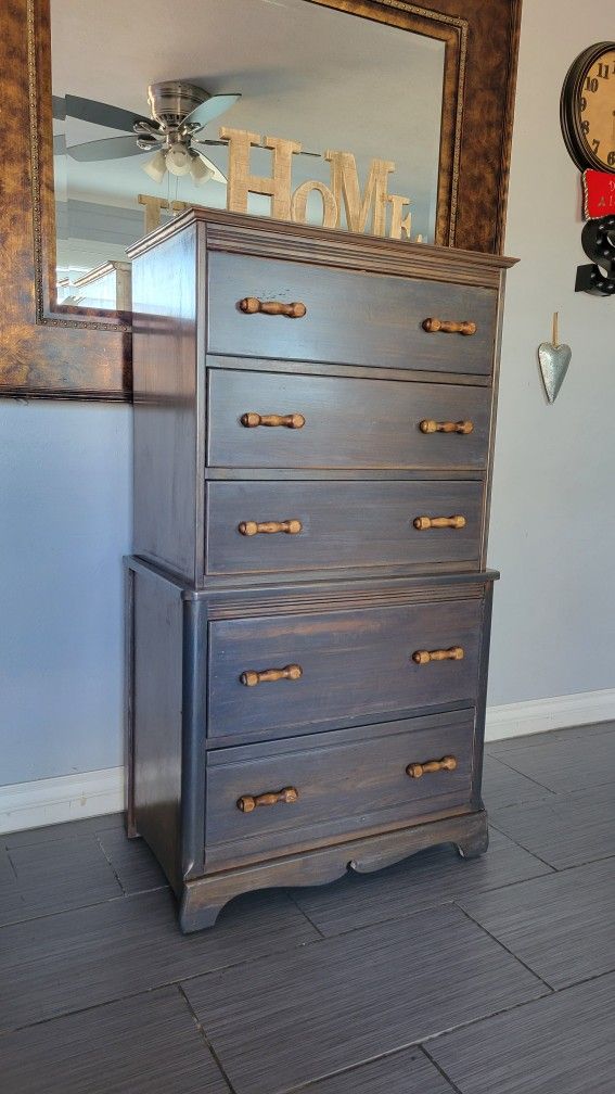 NICE SOLID WOOD GRAY TALL DRESSER 5 DRAWERS ( PRICE FIRM)