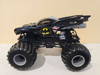 Monster Jam Hot Wheels 1:24 scale Batman monster truck