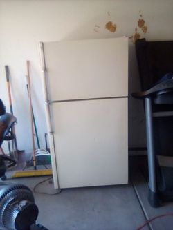 Free free free.....White Top-Freezer Refrigerator