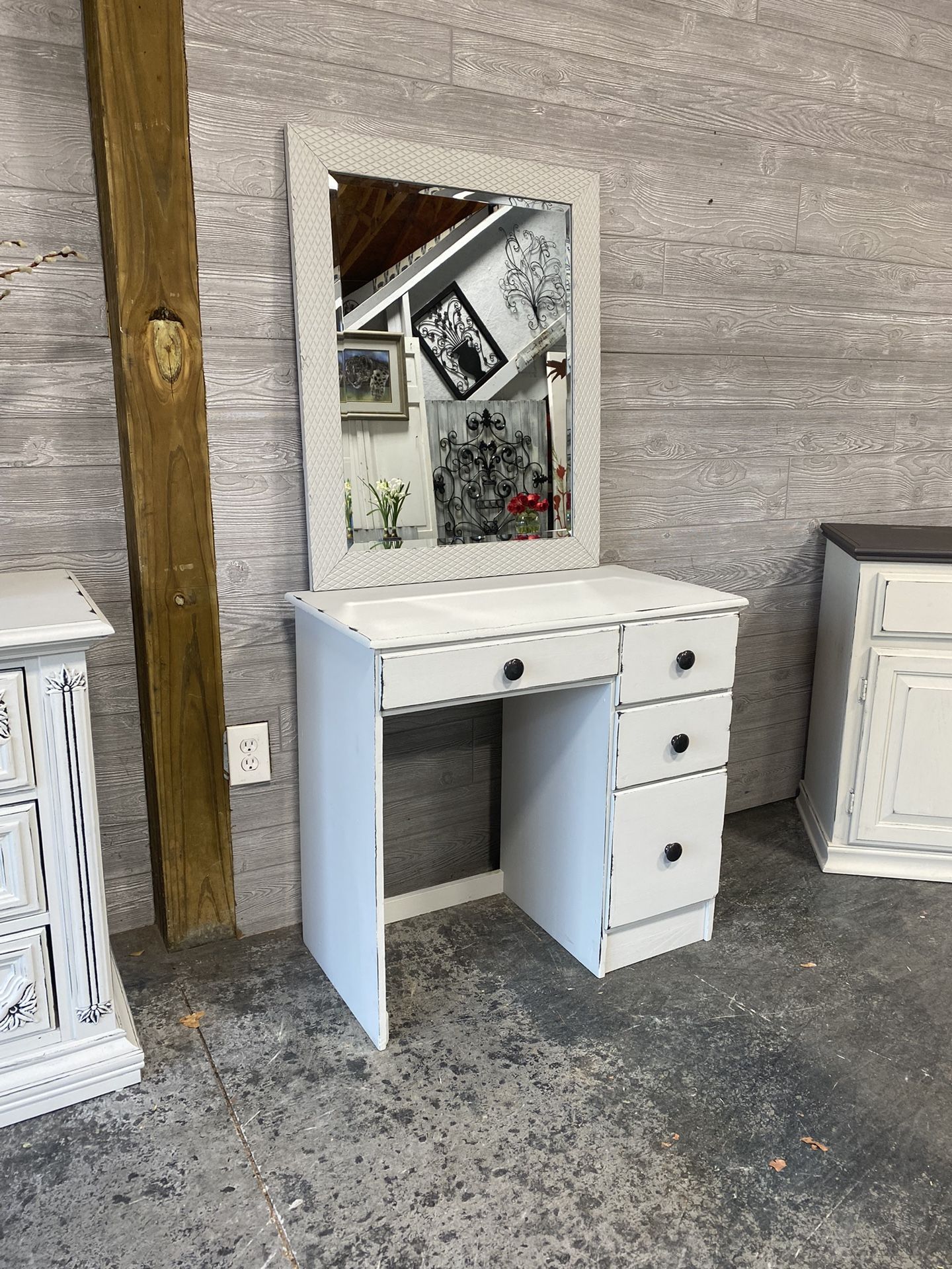 Small desk vanity with mirror