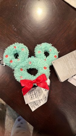 Christmas Mickey wreath keychain