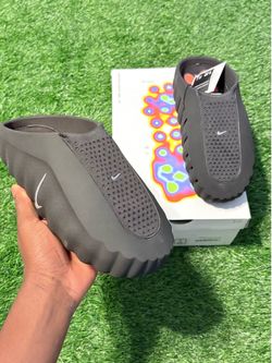 ~Nike Mind Slides 001 in Black ~Size 9,10,11,12