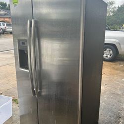 Gray Refrigerator And Freezer