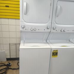 GE Electric 220v Stackable   Washer Dryer Combo In Excellent Working Condition 