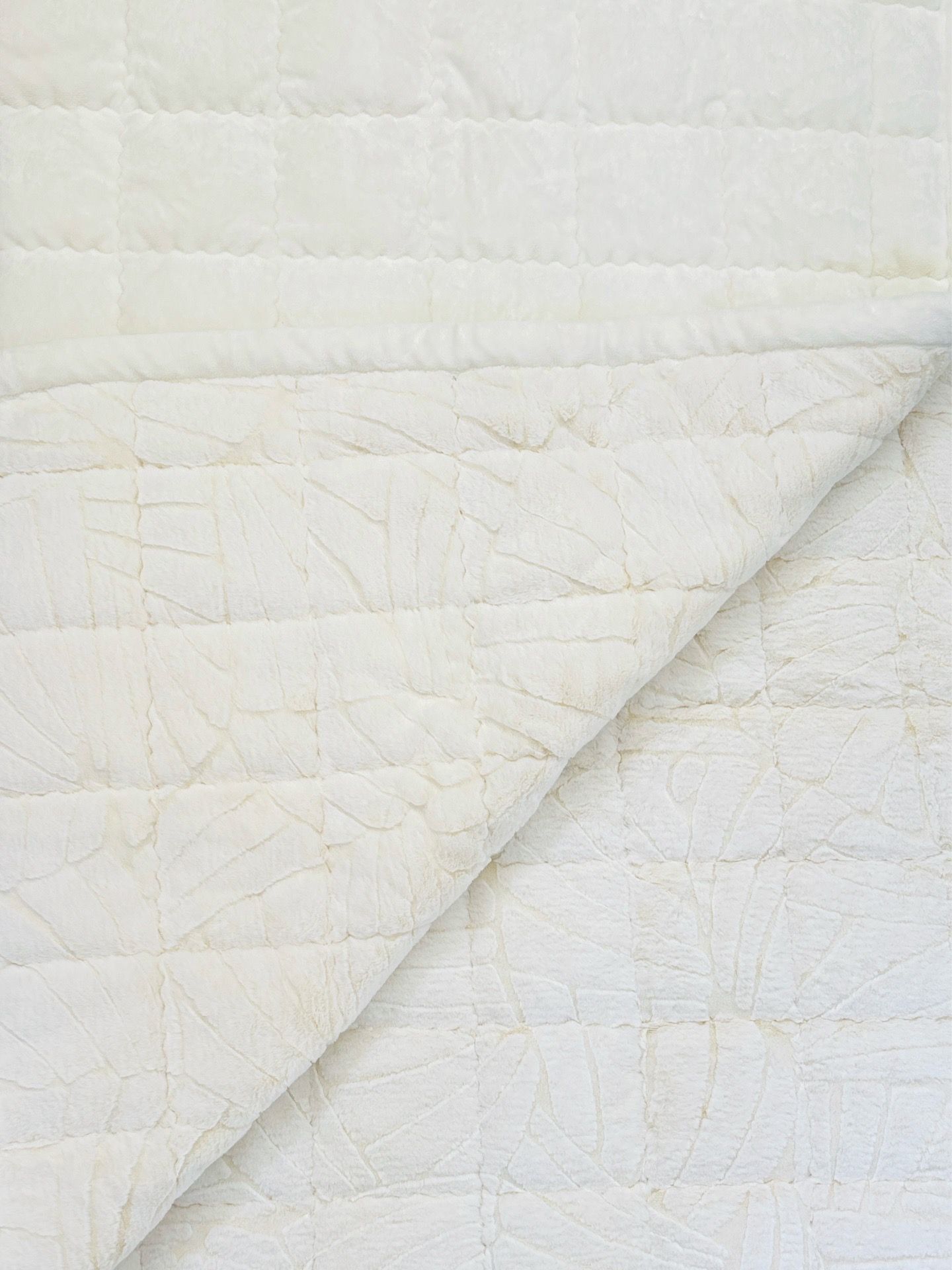 White Quilted Plush Throw Blanket-Excellent Condition 80โ * 63โ