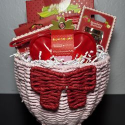STRAWBERRY SHORTCAKE Gift Basket