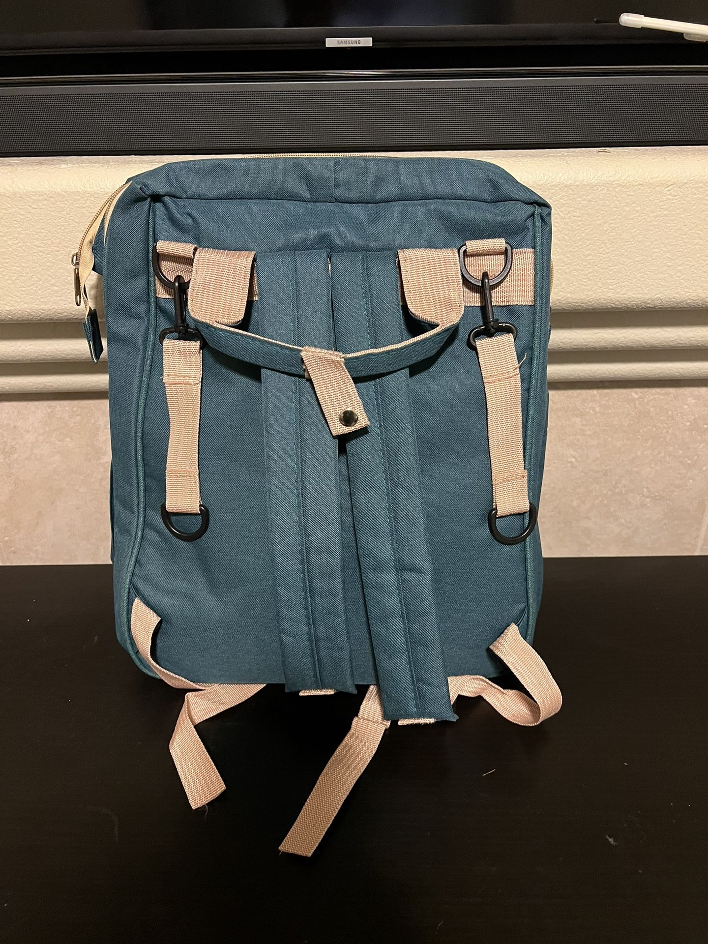 Super nice diaper bag and great condition. Brand new asking 30.