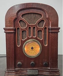 Thomas Collector's Edition 1934 Vintage-Style AM/FM Radio